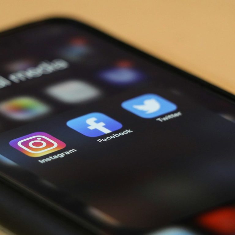 Smartphone-Bildschirm mit sozialen Medien-Apps: Instagram, Facebook, Twitter.