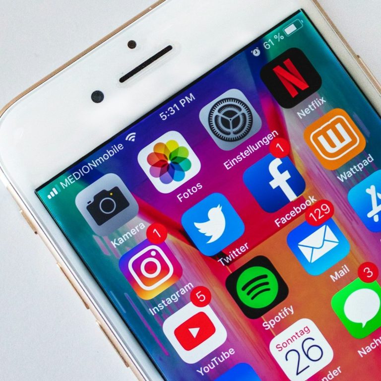 Smartphone mit geöffneten sozialen Medien- und Streaming-Apps auf dem Bildschirm.
