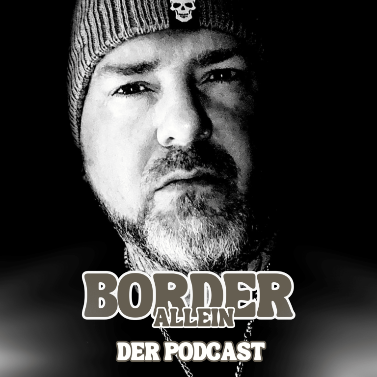 Mann mit Bart und Mütze, Podcast-Logo "Border allein" in Schwarz-Weiß.