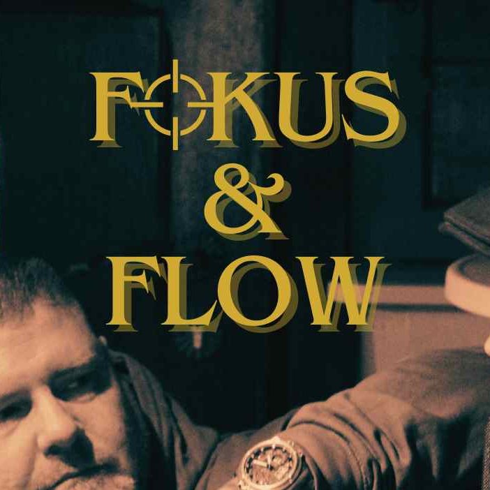 Mann mit Uhr, der auf eine Zielscheibe fokussiert, mit dem Text "FOKUS & FLOW".
